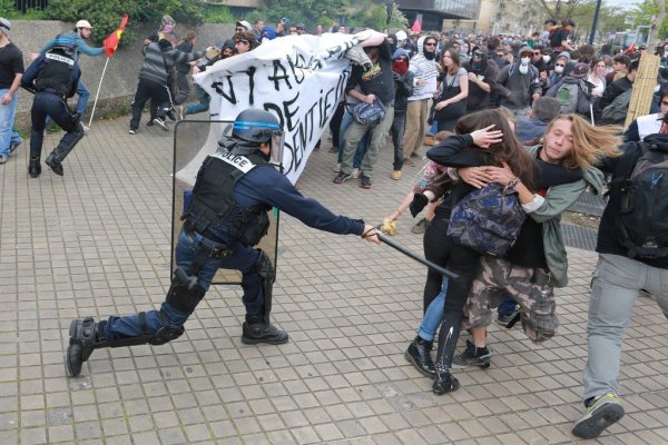Русскую журналистку жестко избила полиция на первомайском шествии в Париже - «Экономика»