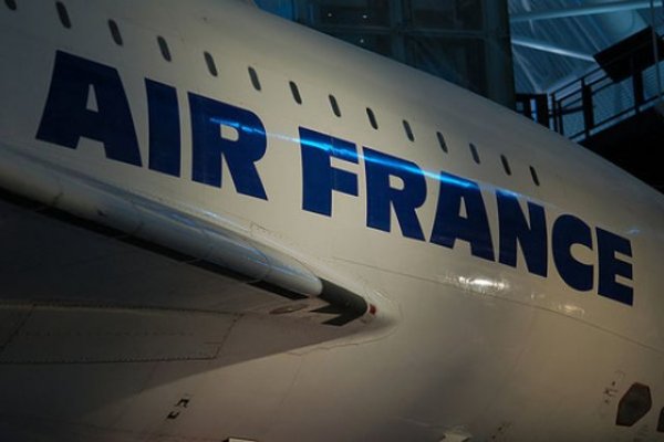Самолет Air France вынужденно приземлился в Иране - «Политика»