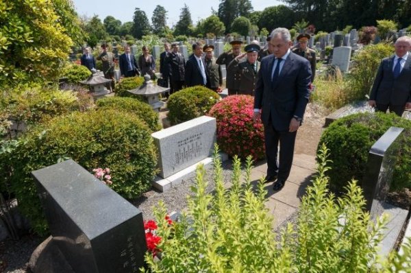 Шойгу возложил цветы к могиле разведчика Зорге в Токио - «Политика»