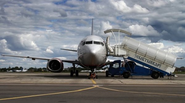 СК проводит проверку после экстренной посадки Боинга в Сыктывкаре - «Новости Дня»