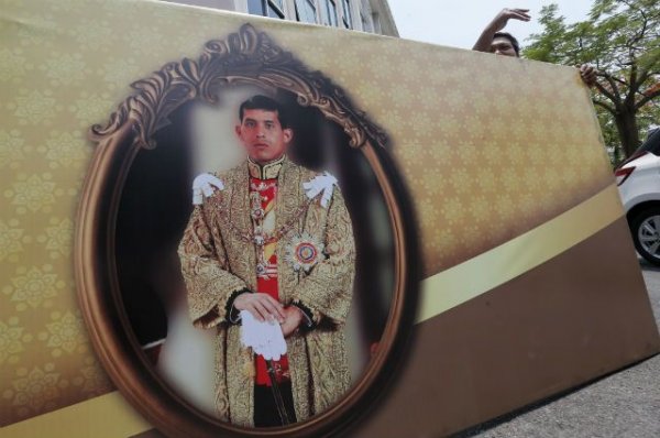 СМИ: король Таиланда перед коронацией помиловал десятки тысяч заключенных - «Происшествия»