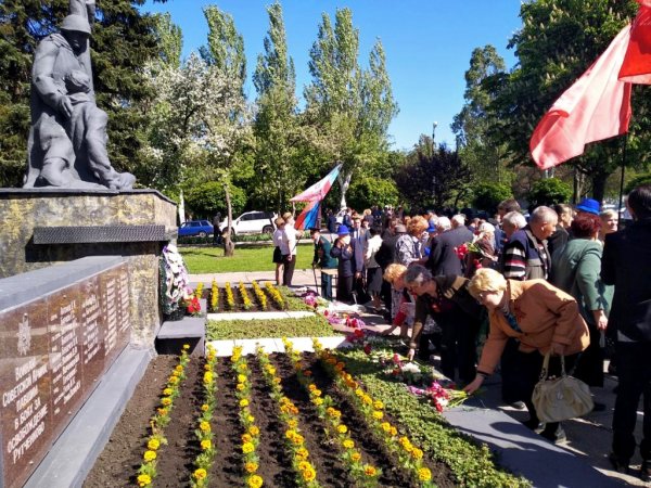 Сотни жителей Кировского района Донецка собрались на митинг в честь 74-летней годовщины Победы в ВОВ