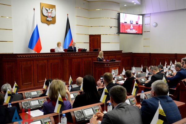 Спикер, вице-спикер и еще 11 депутатов Народного Совета получили почетные знаки парламента ДНР