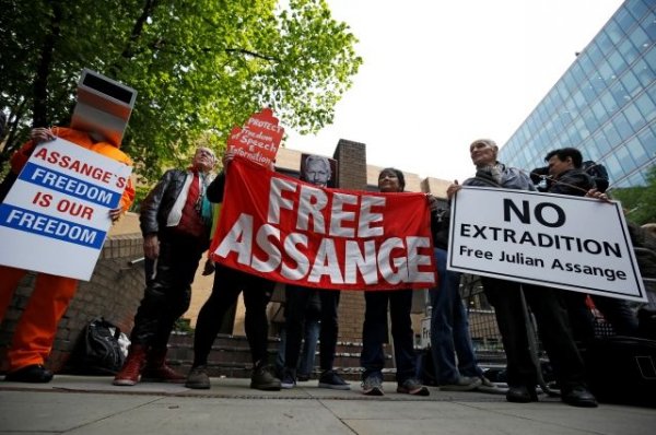 Суд в Лондоне приговорил Ассанжа к 50 неделям заключения - «Политика»