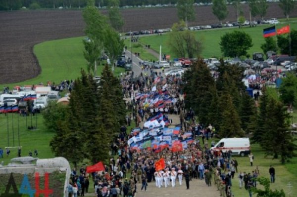 Торжества по случаю Дня Победы прошли у кургана Саур-Могила в ДНР - «Военное обозрение»