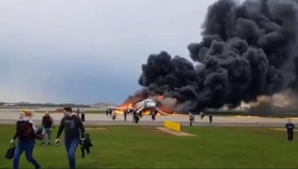 Три прыжка по ВПП: эвакуации пассажиров с горящего "Суперджета" помешала ручная кладь - «Новости дня»