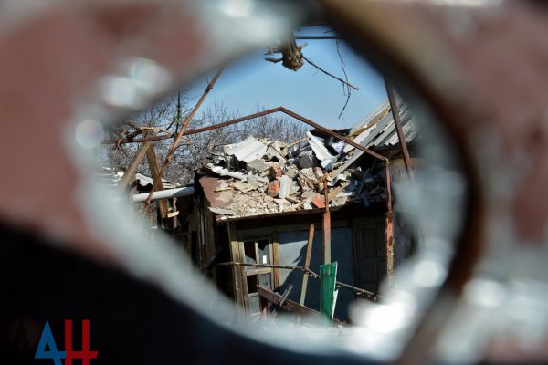 Украинские силовики за сутки выпустили по территории ДНР почти 200 боеприпасов, поврежден дом – СЦКК