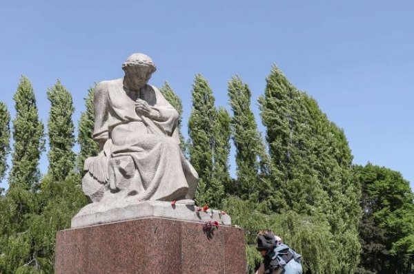 В Берлине осквернили памятник на территории советского мемориала - «Политика»