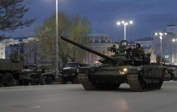 В Екатеринбурге военные исполнили мечту ребенка-инвалида, прокатив его на танке