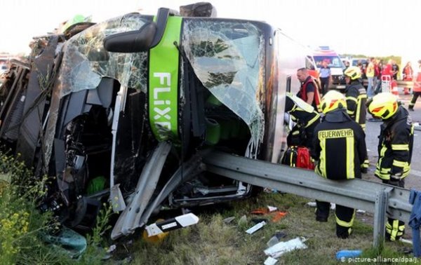 В Германии перевернулся автобус: более 60 человек пострадали