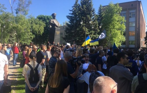 В Харькове на митинге против проспекта Жукова произошли стычки