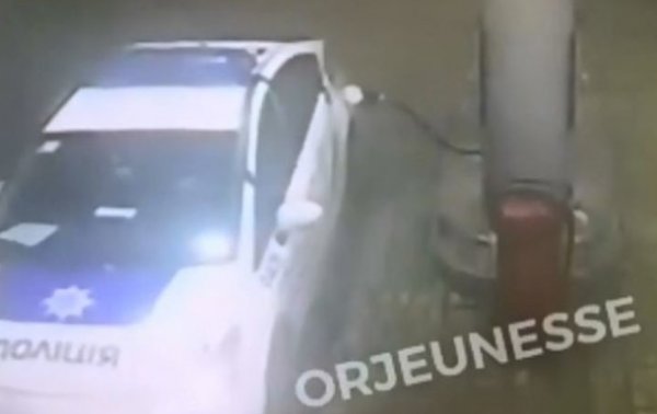 В Харькове патрульные оторвали заправочный пистолет на АЗС - (видео)