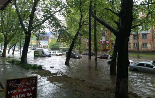 В Херсоне ливень затопил часть улиц - (видео)