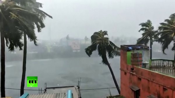 В Индии из-за мощного циклона эвакуировали более миллиона человек - (видео)