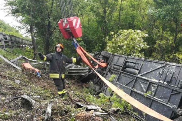 В Италии задержан водитель упавшего в овраг автобуса с туристами - «Политика»