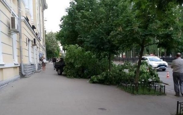 В Киеве автомобиль сбил двух женщин на тротуаре