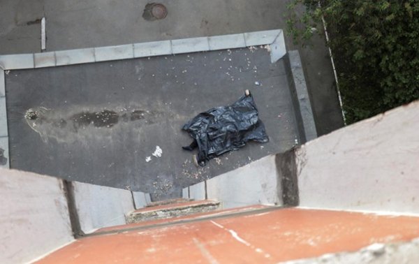 В Киеве школьник выпал с 16 этажа и погиб - (видео)