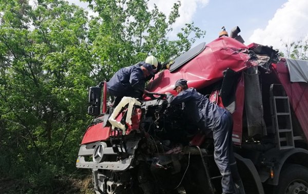 В Николаевской области лоб в лоб столкнулись два грузовика