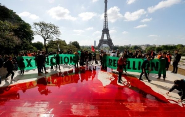 В Париже экоактивисты разлили 300 литров бутафорской крови