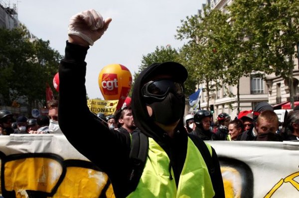 В Париже проходит 26-я акция протестов «желтых жилетов» - «Политика»