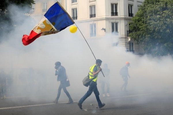 В Париже стартовала первомайская демонстрация - «Политика»