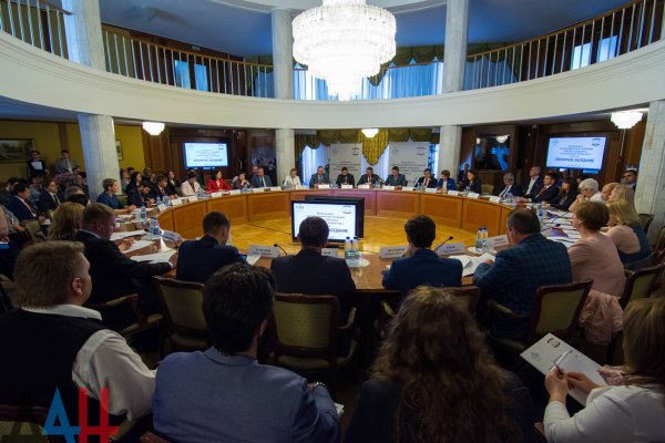 В России при участии сенаторов и общественных деятелей принята резолюция по сотрудничеству с Донбассом