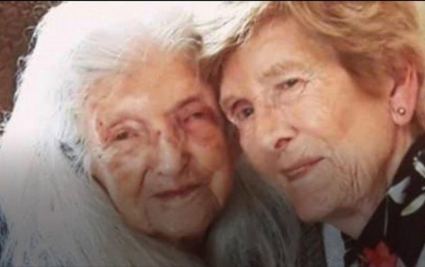 В Шотландии пенсионерка впервые увидела мать - (видео)