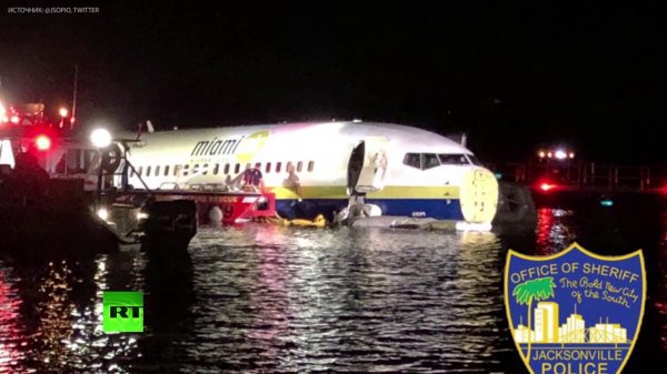 В США пассажирский Boeing 737 при посадке скатился в реку — видео - (видео)