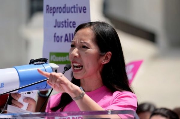 В США прошли марши против ограничения прав на аборты - «Политика»