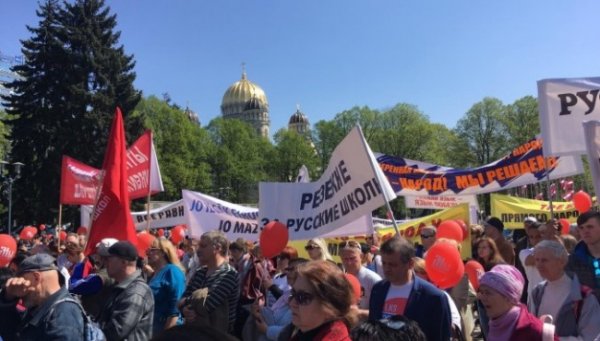 В Риге состоялись шествие и митинг в защиту русских школ Латвии - «Новости Дня»