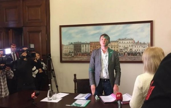 Заместителя мэра Львова облили краской - (видео)