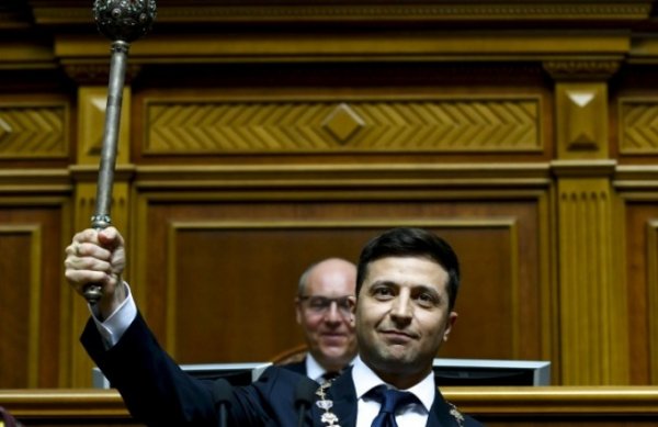 Зеленский официально стал президентом Украины и распустил Раду