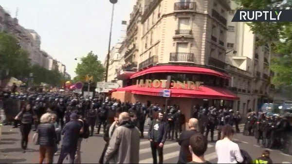 «Жёлтые жилеты» вышли на акцию протеста в Париже в Международный день Весны и Труда — LIVE - (видео)