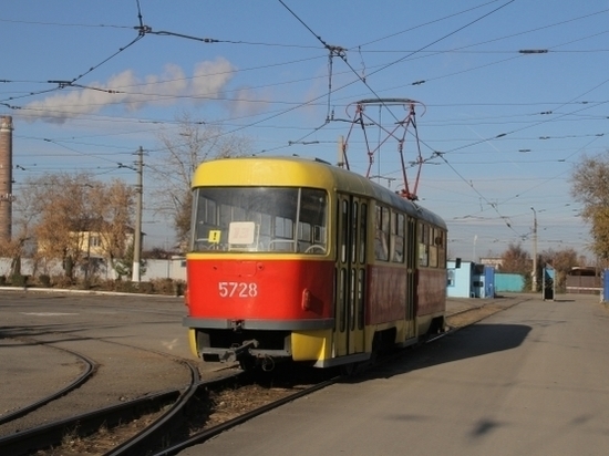 На юге Волгограда маршрутка с людьми залетела под трамвай