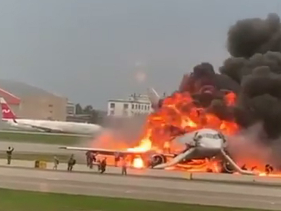 Опубликовано видео спасшихся из Superjet в Шереметьево пассажиров