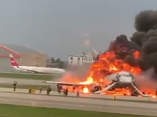 Пилоты загоревшегося самолета в «Шереметьево» выжили