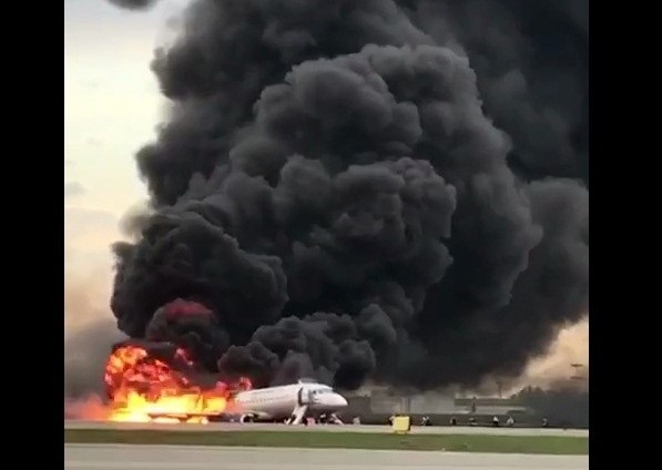 Пожарные начали тушить Sukhoi Superjet-100 через 2 минуты после посадки - «Политика»