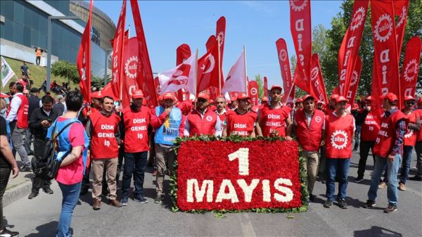 Профсоюзы Турции вывели граждан страны на первомайские шествия - «Новости Дня»