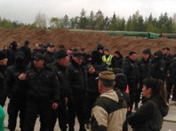 Сотрудники ЧОП и ОМОН избили протестующих против строительства мусорного полигона - «Общество»
