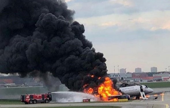 Superjet 100 в Шереметьево трижды столкнулся с полосой и полностью выгорел - «Новости Дня»