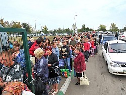 Украинцы массово устремились в Крым: на границе образовались километровые очереди - «Авто новости»