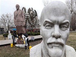 В Белоруссии впервые официально снесли памятник Ленину - «Общество»