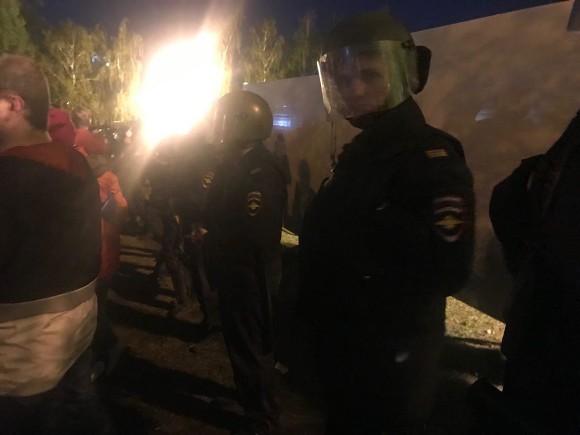 В Екатеринбурге задержаны почти 40 человек, протестующие ответчают ОМОНу яйцами и бутылк - «Культура»