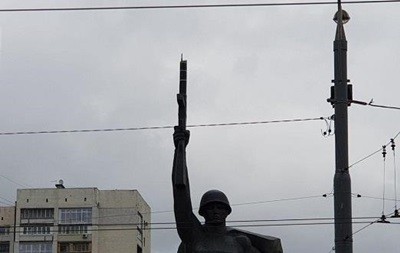 В Харькове молния "срезала" флаг на памятнике Воину-освободителю - СМИ