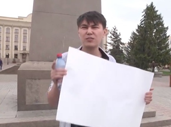 В Казахстане задержали активиста, который стоял на площади с пустым листом бумаги - «Новости дня»