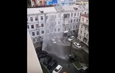 В Киеве забил "фонтан" высотой в 5-этажный дом