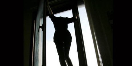 В Киеве женщина выпала из окна пятого этажа - «Общество»
