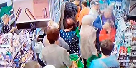 В киевском супермаркете пьяница попытался свернуть шею ребенку (видео) - «Общество»