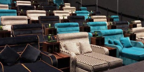 В кинотеатре в Швейцарии установили двуспальные кровати - «Мир»
