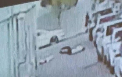 В Китае мужчина поймал падающего с балкона ребенка